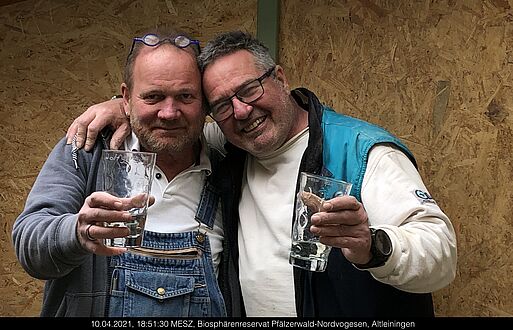 Thomas Eichhorn und Wolfgang Barthel mit pfälzer Dubbeglas