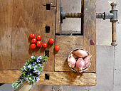Tomaten, Zwiebeln und Rosmarin in der Küche der Tiny Church